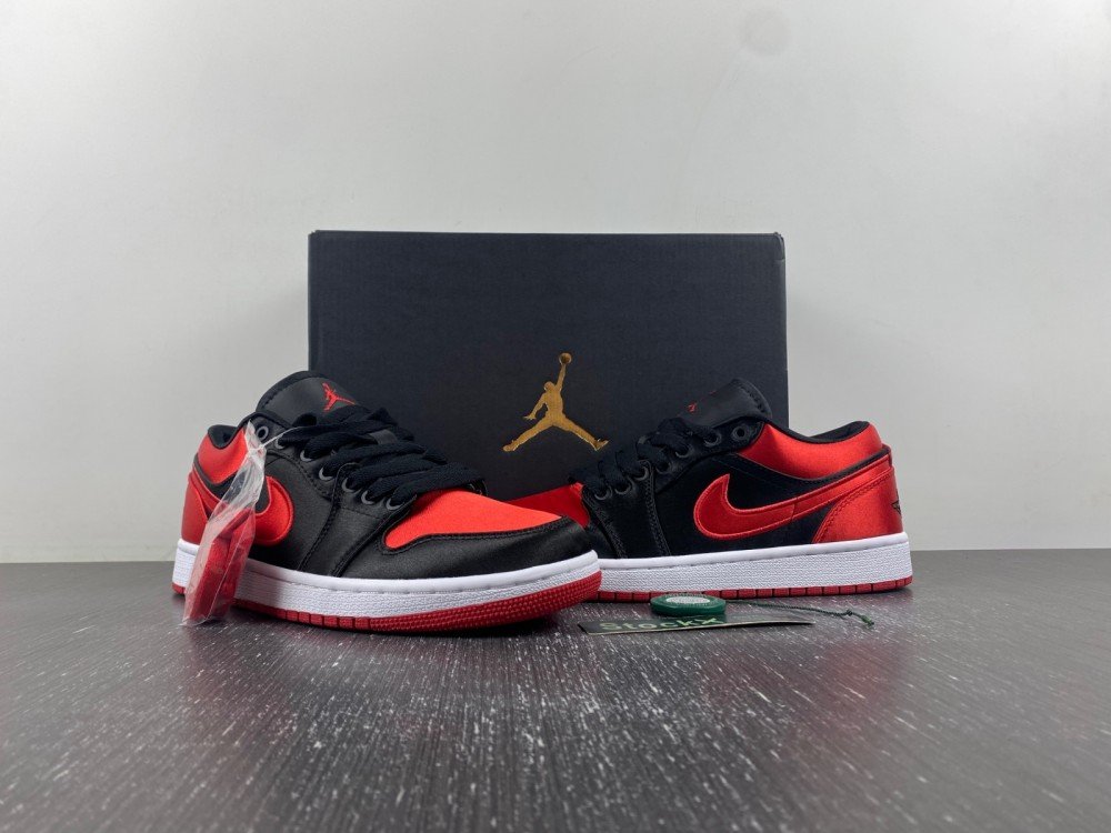Air Jordan 1 LOW OG WMNS “Satin Bred FD4810-061